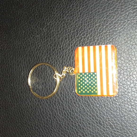 VFW VETERANS OF FOREIGN WAR AMERICAN FLAG KEYCHAIN CHARM NRMINT CONDITION - Picture 5 of 5
